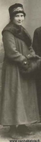 Esteri Suonperä
Kuvassa Rauha Esteri Suonperä (1896-1989, Suonperä 24). Esterin vanhemmat olivat Matts Leander Suonperä (1871-1950) ja Elina Jaakontytär Riippa (1868-1928, Riippa 20).
Keywords: Suonperä Riippa 