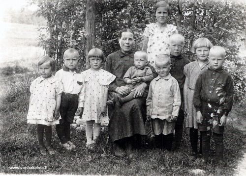 Fiia Lassila ja lastenlapset
Fiia (Maija Sofia) Lassila (o.s. Pajunpää, 1876-1960) lastenlapsiensa kanssa (Lassila 35). 

Vasemmalla Hilkka Miekkoja, 3. vas. Liisa Lassila. Fiialla sylissä Matti Miekkoja. 3. oikealta mahdollisesti Heikki Koski ja äärimmäisenä oikealla Erkki Koski. Tunnistustiedot valokuvanäyttelyn kävijöiltä.
1. oikealta Matti Koski, 2 oikealta Irene Koski, pitkä tyttö takana Aune Hassinen (myöh. Saari), 3. oik. mahd. Pentti Hassinen. 2 vas. Heikki Lassila ? Tiedot: nimetön tunnistaja.
The 4 children on the right are Matti, Aare, Irene and Alvai Koski with their Grandmother Sofia. The children to the left are Hilkka Miekkoja, Heikki and Liisa Lassila, Matti Miekkoja in Sofia lap, the tall girl is Anne Hassinen. Tiedot/Informant Lorena Koski.

Keywords: Lassila Pajunpää Lohtaja Miekkoja Koski Saari Hassinen   