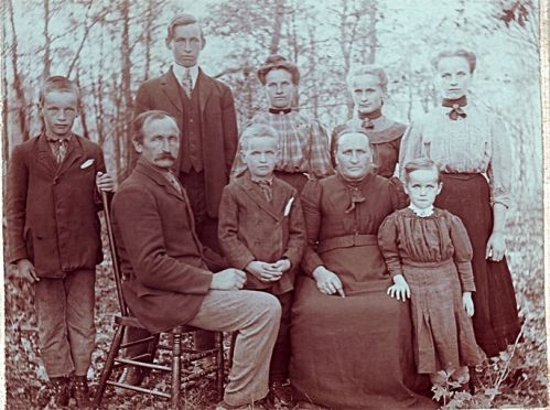 Haapalakson perhe - Haapalakso family
Takana - Back:   Charlie, Ida, Lydia, Hulda, 
Edessä - Front: Matt, Leander, John, Loviisa, Alma Haapalakso

Leander (1860-1945) ja Loviisa (o.s. Riippa, 1864-1941, Riippala 11) lähtivät Amerikkaan, Minnesotaan keväällä 1887. Heille syntyi 12 lasta, joista kuvassa on seitsemän. (Haapalakso 2)
Keywords: Haapalakso Riippa DeerCreek Minnesota USA 