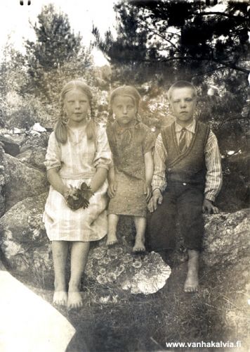 Hakalan nuorimmat lapset
Laura ja Jukka Hakalan nuorimmaiset yhteiskuvassa. Keskellä Maija (s. 1929) ja hänen vierellään kaksoset Lauri ja Laina (s. 1923) (Pirkola 26). Kuva on Jukka Hakalan ottama ja vuosi ehkä 1932.
Keywords: Hakala