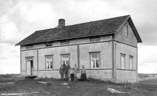 Ruokojan perhe 
Ruokojan perhe kotinsa pihassa. Talon nimi on Hautamäki. 
Vas. Nesto Heinoja (Pikku-Nesto), talon isäntä Juho Alfred (1892-1962) ja vaimonsa Lempi Maria Ruokoja (s. Nissi, 1895-1962) sekä lapset Alli (s. 1918), Erkki J. (s. 1920) ja Heikki (s. 1925). Oikealla Kaisa-mummu (s. Hilli, 1860-1930).
(Ruokoja 20 ja Ruokoja 24)

Keywords: Ruokoja Hautamäki Nissi Hilli Heinoja 