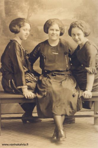 Helmi Tikkanen Amerikassa
Helmi Tikkanen keskellä (Tikkanen 27).
Kuva on otettu Amerikassa. Muita henkilöitä ei tunneta.
Helmi avioitui Hjalmar Valkosen kanssa, kotoisin Haapajärveltä. Asuinpaikkana oli Gardner, Massachusetts

Keywords: Tikkanen Valkonen USA Gardner Massachusetts 