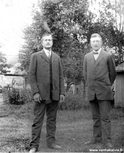 Herrosen veljekset
Veljekset Einar (vas) ja Eeti Herronen (Herronen 23). 
Einar oli syntynyt 1894 ja Eeti 1892. Eeti oli mukana vapaussodassa ajomiehenä siinä 10 hevosen ryhmässä, joka Kälviältä määrättiin rintamakuljetuksiin. Hän kuoli espanjantautiin 1918. (Herronen 23)
Keywords: Herronen 