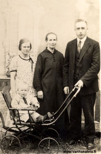 Valtteri Herronen perheineen
Kuvassa ovat Valtteri Herrosen kanssa hänen vaimonsa Aleksandra (o.s.Kyrönlahti), Aleksandran sisko Miina Haukilahti (o.s. Kyrönlahti) sekä Valtterin ja Aleksandran vanhin lapsi, vuonna 1923 syntynyt Yrjö, k. 2011. Valtteri Herronen oli ammatiltaan suutari. (Itsellinen, Nissin mt.) Kuva on Jukka Hakalan ottama.
Keywords: Herronen Hakala 