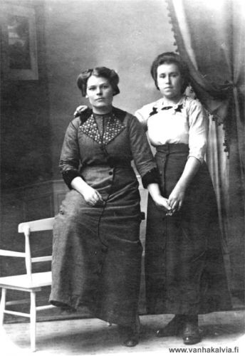 Ystävykset Hilma ja Ellen
Vasemmalla Hilma Järvi (myöh. Rautio) (Järvi 22, Rautio 14) ja oikealla Ellen Matjussi (myöh. Riihimäki) (Matinjussi 19).

Keywords: Järvi Rautio Matinjussi Riihimäki 