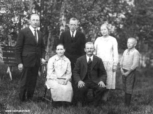 Alfred ja Emma Huhtalan perhe
Istumassa Emma ja Juho Alfred Huhtala. Takana vas. Väinö, Vilho, Saimi ja oik. Uuno. Perhe asui Vuolteen Huhtalassa (Vuolle 33). Kuvausaika 1928. 

Juho Alfred Juhonp. Vuolle / Huhtala (s. 21.12.1881, Vuolle 30).			
Emma Rosina Abr. t.  Passoja  (s. 17.1.1878, Passoja 24).				



Keywords: Vuolle Huhtala Passoja 