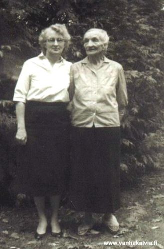 Ida Heikkilä-Kurtti ja Allie-tytär
Ida Johanna Heikkilä (26.10.1876-7.2.1963, Heikkilä 17) lähti laivamatkalle 14.7.1900 Hangosta määränpäänään Ashtabula, Ohio.  Sieltä hän on siirtynyt Astoriaan, Oregoniin, jossa solmi avioliiton 22.12.1908 Taivalkoskelta kotoisin olevan Lauri Kurtin kanssa.  Perheeseen syntyivät tyttäret Allie, Mamie ja Eini sekä poika Rafael. 

Kuvassa Ida vanhimman tyttärensä Allie Ziemerin kanssa. 
Keywords: Heikkilä Kurtti Ziemer