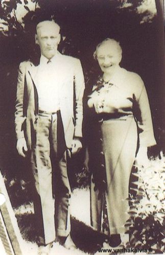 Ida ja Lauri Kurtti
Ida Heikkilä (1876-1963, Heikkilä 17) ja Taivalkoskelta lähtöisin oleva Lauri Kurtti (1872-1943) tapasivat toisensa Amerikassa ja menivät naimisiin vuonna 1908. Lauri oli ammatiltaan kirvesmies ja asuinpaikkana oli Astoria, Oregon.
Keywords: Heikkilä Kurtti Taivalkoski Astoria Oregon USA