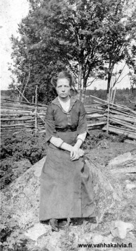 Ida Järvi
Kuvassa Kraatari-Iita eli Ida Johanna Järvi (1875-1961, Järvi 20). Ida oli taitava ompelija ja myös räätäli, hän teki takkeja ja miesten vaatteita. Kuva on luultavasti 1900-luvun alkupuolelta.
Keywords: Järvi