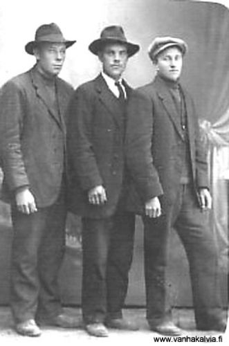 Ruotsalon miehiä
Vasemmalla Jalmari Järvi (Järvi 23, Juuret Kälviällä 2 s. 660)
keskellä Ville Junnila (Kinnari 26, Juuret Kälviällä 2, s. 560)
oikealla Eino Kuusiniemi (Matinjussi 22, Juuret Kälviällä 2, s. 577).
 
Keywords: Järvi Junnila Kinnari Kuusiniemi Matinjussi