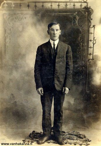 Jannes Junkkila - John Hill
Jannes Junkkila (1885-1942, Junkkila 16) saapui New Yorkiin 24.4.1903 Aurania-laivan kyydissä. Hän meni ensi veljensä Matti Junkkilan luo Hibbingiin, Minnesotaan, mutta myöhemmin asuinpaikkana oli Red Lodge, Montana. Amerikassa Jannes käytti nimeä John Hill.
Keywords: Junkkila Hill Hibbing Minnesota RedLodge Montana USA 