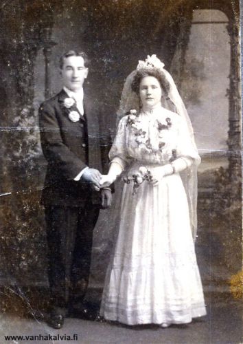 Jannes ja Ida Junkkila - Hill
Jannes Junkkila lähti Amerikkaan vuonna 1903 ja käytti siellä nimeä John Hill. Hänen morsiamensa on Ida Tolin, syntynyt Saarijärvellä 12.05.1872. Pariskunnalle syntyi Red Lodgessa, Montanassa lapset Lempi Maria 30.11.1909 ja Väinö 11.05.1911.
Jannes Junkkila - John Hill (1885-1942; Junkkila 16).
Keywords: Junkkila Hill Tolin Saarijärvi RedLodge Montana USA 