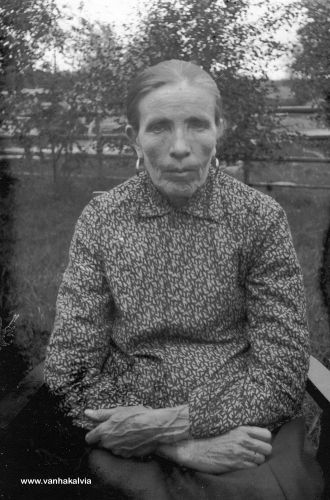 Johanna Nissi
Kuvassa tiedetään olevan Johanna Nissi. Hän näyttäisi olevan Kaisa Johanna Juhontytär Nissi (20.11.1866-8.3.1948, Nissi 36). Kaisa Johannan puhuttelunimen tiedetään olleen Johanna ja tunnistus on tehty perheen muiden valokuvien perusteella.
Keywords: Nissi