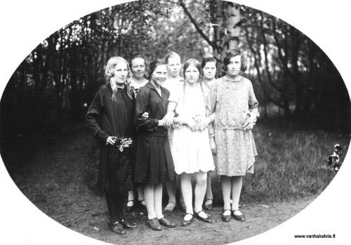 Jokikylän tyttöjä
Kuvanottohetki mahdollisesti vuosi 1928 ja tytöt ehkä 14-15 vuotiaita.
Vasemmalta 1. tunnistamaton, 2. Tyyne Uusitalo, 3. Tyyne Lassila, 4. Lyyli Kippo (synt. 1914) Tuomo Kippon sisar, 5. Aune Uusitalo (s. 1913, m. Herronen) (Uusitalo 24), 6. Sanni Lassila (m. Uusitalo), oikeassa reunassa tunnistamaton.

Keywords: Uusitalo Herronen 