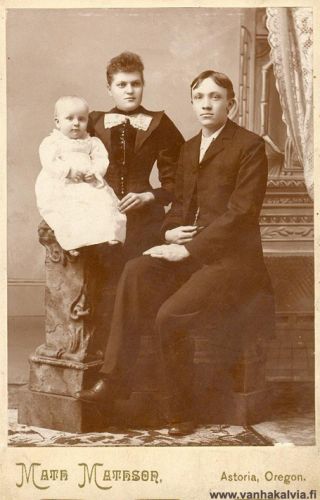 Josef Riippa perheineen 1894
Josef Riippa (1868-1896, Riippa 19) vaimonsa Hilman (s. Lantto, 1874-1945) ja Wäinö-pojan kanssa. Wäinö (Wainard) oli syntynyt 4.11.1893. Josef Riippa tunnetaan Kotimaani ompi Suomi -laulun säveltäjänä ja sanoittajana. Hän sai surmansa salaman iskiessä kirkkoon. Tapahtumapaikka oli Hancock, Michigan. Kuva on otettu Astoriassa, Oregonissa, jonne Riipan perhe asettui ensi vaiheessa tultuaan Amerikkaan. 

Joseph Riippa and his wife Hilma Lantto and son Wainard in 1894. Joseph was killed by a bolt of lightning in a church during a thunderstorm in Hancock, Michigan in 1896.



Keywords: Riippa Lantto Astoria Oregon Hancock Michigan USA 