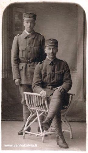 Eemeli Porkola ja Jooseppi Porkola 1919
Kuvassa ovat Eemeli Porkola (s. 1893, Porkola 24) ja Jooseppi Porkola (1892-1974, Porkola 23), joka on antanut kuvansa Aili Kykyrille muistoksi. Kuvan takana on päivämäärä 4.10.1919. Jooseppi istuu tuolilla, Eemeli hänen takanaan.
Keywords: Porkola 