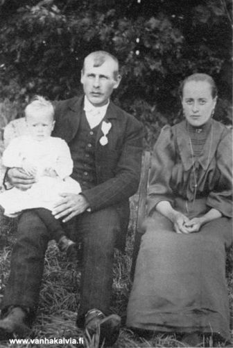 Pyöräilijä Josua Vuolle perheineen
Henkilöt vas. Vieno, Josua ja oik. Henna Vuolle (Vuolle 30).
Perhe asui Vuolteen Erkkilässä. Josua oli hyvä kilpapyöräilijä, mutta menehtyi espanjantautiin 1918. Kuva on vuoden 1910 tienoilta.

Josua Juhonp. Vuolle (s. 4.2.1888)
Henna Loviisa Pitkänen (s. 11.7.1888 Kannus) 
Keywords: Vuolle Pitkänen Kannus 