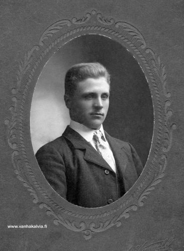 Jukka Mäkelä 
Juho eli Jukka Mäkelä lähti Amerikkaan 1905 ja palasi sieltä 1908. Kuva lienee otettu tuon reissun aikana. Jukka oli tiettävästi Montanan Red Lodgessa kaivostyössä. (Mäkelä 35)
Keywords: Mäkelä Montana RedLodge USA