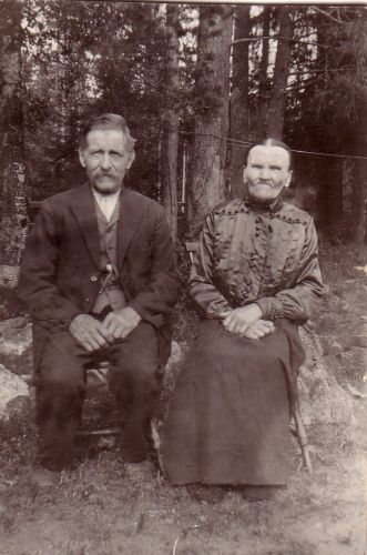 Juho ja Kaisa Lassila
Juho Kallenpoika Lassila (1858-1949) ja Kaisa Abramintytär (s. Honkala, 1857-1927). (Lassila 32)
Keywords: Lassila Honkala