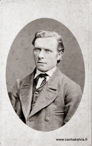 Valtiopäivämies Juho Pernu vuonna 1877
Juho Pernu  (1833-1898, Pernu 38) toimi valtiopäivämiehenä vuosina 1877-1878. Kälviällä ja ympäristökunnissa hän rakensi saha- ja myllylaitoksia.
Kuva on julkaistu myös lehdessä (luultavasti Keskipohjanmaassa). Kuvateksti kuuluu: 
"Valtiopäivämies Juho Pernu on kuvassamme 44-vuotias. Kuva on otettu Helsingissä Charles Riisin valokuvaamo-ateljeessa, ja lienee siten yksi vanhimmista valokuvista, joita keskipohjalaisista on olemassa."

Keywords: Pernu