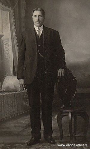 Kalle Autio Amerikassa
Kalle Autio, synt. 20.11.1873 Peltokorpi, Kälviä, k. 7.7.1945 Kälviä.
Kalle lähti vuonna 1903 Amerikkaan yhdessä sisarensa Ida Sofian kanssa. Amerikassa oli jo toinenkin sisko, Maria Emilia. 
Siskot jäivät Amerikkaan, mutta Kalle palasi muutaman vuoden kuluttua takaisin Kälviälle.
Keywords: Autio Minnesota USA