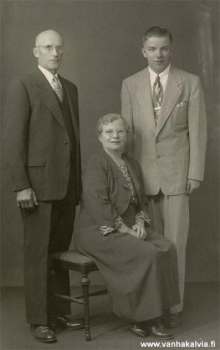 Kalle, Sigrid ja Olli Suonperä
Kalle Nestor Suonperä *6.12.1892 Veteli, k. 27.12.1967 Lake Worth, Florida ja Maria Sigrid Suonperä, o.s. Vilen *20.5.1891 Helsinki, k. 21.8.1984 Lake Worth, Florida
Kalle lähti Amerikkaan 1922 ja vihittiin siellä avioliittoon 29.7.1927 Sigrid Vilenin kanssa. Heille syntyi kaksi lasta: tyttö  10.12.1931, k. 10.12.1931 ja poika Olli Vilhelm 19.8.1933 Kälviä, k. 08.10.1993 Lake Worth, Florida
Kalle ja Sigrid muuttivat Kälviälle vuonna 1932, mutta Amerikkaan lähdettiin uudelleen vuonna 1948. (Suonperä 22 ja Pykilä 12)

Keywords: Suonperä Vilen Veteli Helsinki LakeWorth Florida USA