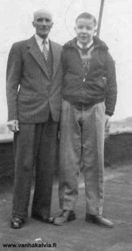 Kalle ja Olli Suonperä
Kalle Nestor Suonperä (1892-1967, Suonperä 22) meni 1922 Amerikkaan ja vihittiin siellä helsinkiläisen Sigrid Vilenin (1891-1984) kanssa. Pariskunta palasi Suomeen ja Olli Vilhelm syntyi Kälviällä 1933. Vuonna 1948 perhe palasi pysyvästi Amerikkaan. Asuinpaikkana oli Lake Worth, Florida. (Pykikä 12)


Keywords: Suonperä Vilen Veteli Helsinki LakeWorth Florida USA