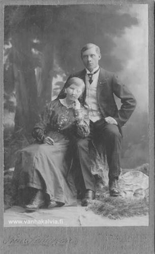 Kalle ja Tyyne Riihimäki
Opettaja Kalle Riihimäki vaimonsa Tyynen (o.s. Siirilä) kanssa. Pariskunta solmi avioliiton vuonna 1907 ja kuva on samoilta ajoilta. Riihimäen perhe asui Tampereella.
Keywords: Riihimäki Siirilä Tampere