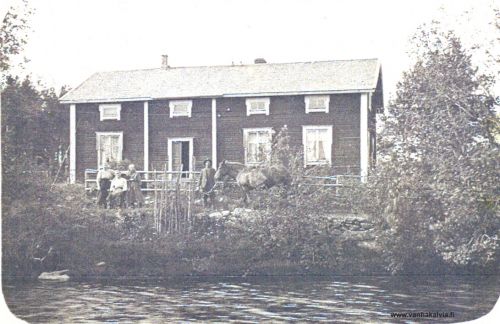Kallenniemellä
Kallenniemessä ovat asuneet sisarukset Kalle Tikkanen (1867-1953) ja Maria Tikkanen (1878-1955). (Tikkanen 21)

Keywords: Tikkanen