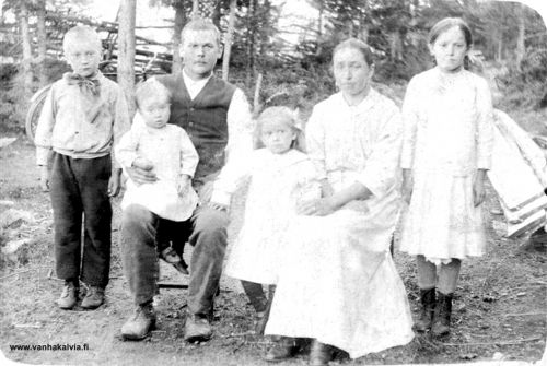 Alfred ja Ida Kangas perheineen 
Istumassa vanhemmat Juho Alfred Matinp. Seppälä/Kangas (s. 31.3.1887, Vuolle 31) ja Ida Abrahamint. Passoja (s. 2.9.1882, Passoja 24).
Lapset vas. Toivo, isän sylissä Tauno, Taimi ja oik. Tyyne. Perhe asui Vuolteen Hangaskankaalla. Kuvausaika noin 1915 (Kangas 30).

Keywords: Kangas Hangaskangas Passoja Seppälä Vuolle 