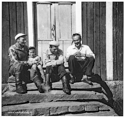 Kankaan Isontuvan rappusilla
Kankaan talon kivirappusilla istuvat vasemmalta lähtien Uuno Kangas, pojanpoika Jorma Kangas, Korven Matti eli Matti Kangas sekä Kauko Kangas. Kuva on 1950-luvun alkuvuosilta.
Keywords: Kangas