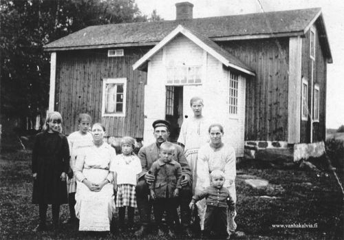 Korkialassa vuonna 1923
Kuvassa vasemmalta lähtien Sanni Telin (s. 1913, myöh. Rautomäki), Saima Salo, Milja Telin (1871-1963, o.s. Hanhisalo, Thelin 6), Anna Salo, Alfred Nyman (s. 1886, Korkiala 3), Vilho Nyman (Korkiala), Katri Salo, Anna Nyman (Korkiala, o.s. Telin, s. 1901), Samuli Nyman (Korkiala). 

Korkiala oli Karhulahden torppa ja kuuluu sen takia Ruotsalon kylään sijainnista huolimatta.
Keywords: Telin Thelin Nyman Korkiala Salo Hanhisalo Rautomäki