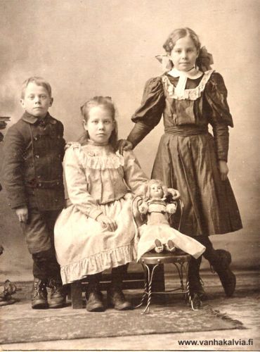 Kotkan (Mattson) lapset
Kuvan takana on teksti: Hilja Kinnarille Viira Kotka. Kuvassa ovat lapset Viira ja Elma Kotka, kolmas nimi on epäselvä, mutta kyseessä on pikkuveli Hjalmer Kotka. 

Lasten äiti on Brita Josefina Penttilä (Kleemola) - Mattson (Penttilä 21). Brita Josefiina lähti Amerikkaan 1882 ja avioitui siellä suomalaissyntyisen Erik Mattsonin (Kotka) kanssa. 

Perheen lapset olivat Emil (s. noin 1890), Verda (Wera) eli Viira (m. Boudreau, s. noin 1894), Elma (m. Lafreniere, 27.10.1895-10.10.1936) sekä Hjalmer (19.12.1897-1.11.1937). 

Asuinpaikkana oli Hibbing, Minnesota ja perheen elanto saatiin rautakaivoksesta.

Keywords: Penttilä Kotka Kleemola Mattson Kinnari Lafreniere Boudreau Hibbing Minnesota USA 