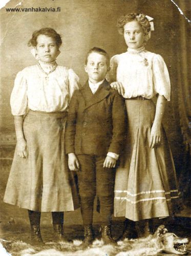 Kotkan (Mattson) lapset Amerikassa
Viira, Hjalmer ja Elma Kotka (Mattson)

Lasten äiti on Brita Josefina Penttilä (Kleemola) - Mattson (Penttilä 21). Brita Josefiina lähti Amerikkaan 1882 ja avioitui siellä suomalaissyntyisen Erik Mattsonin (Kotka) kanssa. 

Perheen lapset olivat Emil (s. noin 1890), Verda (Wera) eli Viira (m. Boudreau, s. noin 1894), Elma (m. Lafreniere, 27.10.1895-10.10.1936) sekä Hjalmer (19.12.1897-1.11.1937).

Asuinpaikkana oli Hibbing, Minnesota.

Keywords: Kotka Kleemola Penttilä Mattson Boudreau Lafreniere Hibbing Minnesota USA 