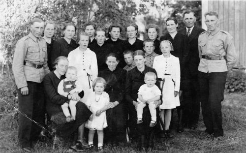 Lassilan sukua
Kuvassa keskellä Sakari Lassilan leski, Ida Lassila (1882-1958, Lassila 36)  perheenjäsentensä kanssa. Sakari Lassila kuoli 23.6.1941 ja kuva on hautajaisten yhteydessä otettu. Kuvaaja Riku Junnola.
Takarivissä vasemmalta lähtien: Veijo Lassila, Ruut Lassila (myöh. Mäkelä), Tyyne Lassila, Kerttu Lassila (myöh. Pernu), Mirja Lassila (myöh. Saarala), Raakel Lassila, Elsa Lassila (myöh. Lehman), Liisa Lassila (myöh. Roimas), Anna Lassila (myöh. Saari), Väinö Saari ja Yrjö Lassila.
Keskellä vasemmalla vaaleassa asussa Liisa Saari (myöh. Junnola), oikealla vaaleassa asussa Ilmi Saari ja hänen vasemmalla puolella veli Eino Saari, hänestä vasemmalle Yrjö Saari.
Keskellä istumassa Sakari Lassilan leski Ida Lassila, (o.s. Lassila) ja hänestä oikealla istumassa Lempi Lassila (o.s. Passoja) sylissä Eeva Lassila (myöh. Puikko). Idan vierellä pikkutyttö Helena Lassila.
Vasemmalla istuu Ida Lassila (o.s. Nissi) sylissään Samuli Lassila.


Keywords: Lassila Junnola Mäkelä Pernu Saarla Lehman Roimas Saari Passoja Puikko Nissi