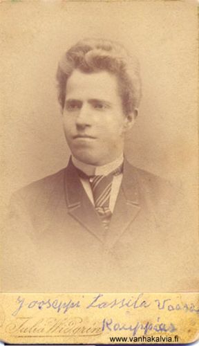 Josef Lassila Vaasassa
Josef Lassila (s. 1863, Lassila 25) muutti Vaasaan 1886. Siellä hän meni Carl Finnilän suuren tukkuliikkeen palvelukseen ja pääsi johtajaksi Ähtärin Myllymäen sivuliikkeeseen. Sinne Josef otti työhön kälviäläisen Frithiof Tikanojan (Tikanoja 12). 
Miehet perustivat vuonna 1905 Vaasaan menestyvän yrityksen, jonka nimeksi tuli Lassila & Tikanoja. Yritys oli aikanaan Pohjoismaiden suurin yksityinen tukkuliike. Se erikoistui tekstiilitukkukauppaan ja laajentui myöhemmin vaatetus- ja kenkäteollisuuteen. Parhaimmillaan Lassila & Tikanojalle oli teollista toimintaa lähes kahdellakymmenellä paikkakunnalla Suomessa. Tunnetuimpia tuotemerkkejä olivat Tiklas-puvut, -paidat ja -puserot sekä Topman-kengät. Viennin osuus liikevaihdosta oli 1960-luvulta lähtien yli 50 prosenttia ja yhtiöllä oli merkittävää toimintaa useissa Euroopan maissa. Lassila & Tikanojan osakkeiden noteeraus Helsingin Pörssissä alkoi vuonna 1961. Nykyisin Lassila & Tikanoja Oy:n toimialana on ympäristönhuolto ja kiinteistöpalvelut.
Josef Lassilan isä, Erik Lassila oli tuottelias kellontekijä ja monessa mukana ollut luottamusmies, äiti oli Kaisa Sakarintr. Honkala.
Keywords: Lassila Honkala Tikanoja
