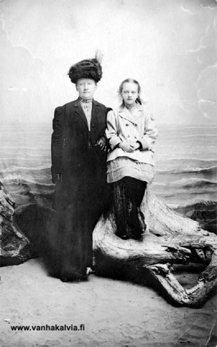 Mahdollisesti Maria Lydia Uusitalo tyttärensä kanssa
Kuvassa näyttäisi olevan Maria Lydia Uusitalo (1863-1919, Lillkåla, Uusitalo 13) tyttärensä kanssa. Maria Lydia vanhempineen ja sisaruksineen lähtivät Kälviältä Uusitalosta Amerikkaan Lillkålan nimellä. Perille päästyä perheen sukunimeksi tuli Ostrom. Maria Lydia Ostrom ja John William Anderson eli Juho Viljam Matinjussi (1963-1932, Matinjussi 19) solmivat avioliiton Astoriassa, Oregonissa vuonna 1885. Heille syntyi väestönlaskentatietojen mukaan kahdeksan lasta, joista vain yksi varttui aikuisikään.

Keywords: Uusitalo Lillkåla Ostrom Anderson Matinjussi Astoria Oregon DeepRiver Washington USA