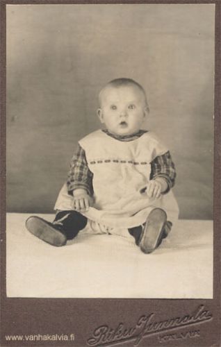 Maija Ruuska 8 kk
Kuvassa on Rebekka ja Vilho Ruuskan tytär,  Antti ja Hilma Kristiina Huttulan tyttärentytär Maija Ruuska (sukunimi myöhemmin Maunula). 
Kuvan takana on teksti: Pikku Maija 8 kk vanhana.
Keywords: Huttula Kauppinen Huhtamäki Maunula Ruuska