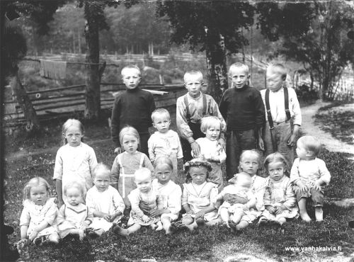 Mäkelän lapsia 
Takana vas. Uuno Mäkelä (s. 1899, Mäkelä 30), Aimo Mäkelä (s. 1903, Mäkelä 30), Paavo Mäkelä (s. 1905, Mäkelä 30) ja Reino Mäkelä (s. 1906, Mäkelä 32).
Keskellä vas. Agda Mäkelä (s. 1904, Mäkelä 32), Aune Mäkelä (Mäkelä?), Pauli Mäkelä (s. 1910, Mäkelä 30) ja Martti Mäkelä (s. 1912, Mäkelä 30).
Edessä vas. Alli Mäkelä (s. 1911, Mäkelä 32), Anja Mäkelä (s. 1913, Mäkelä 32), Viivi Mäkelä (s. 1909, Mäkelä 33), Sylvi Mäkelä (s. 1907, Mäkelä 33) sylissä Elsa (s. 1913, Mäkelä 33), Synny Mäkelä (Mäkelä?), Salli Mäkelä (s. 1908, Mäkelä 35) sylissä Sanni (s. 1910, Mäkelä 35), Vieno Hakala (s. 1910, Pirkola 26) ja tuntematon.
Kuvan on ottanut Jukka Hakala.
Keywords: Mäkelä Hakala 