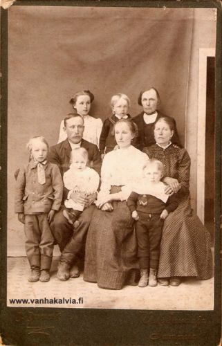 Mäkelän perhe n. 1910
Keskellä Antti (1878-1950)  ja Hilma Mäkelä (o.s. Nurila, 1879-1968). (Mäkelä 30) Takana vas. tuntematon nuori nainen, keskellä mahd. Antin ja Hilman poika Aimo (s. 1903), takana oik. Antin isä Matti Antinp. Mäkelä (1847-1922, Mäkelä 24). Oik. istumassa Antin äiti Maija Sofia Juhont. (Uusitalo 12, 1847-1922). Antin ja Hilman lapset edessä vas. Uuno (s. 1899), Pauli (? s. 1910) ja oik. Paavo (? s. 1905). Kuvausvuosi 1910 tienoilla, kuvaaja J. Janne, Tampere.



Keywords: Mäkelä Nurila Uusitalo 