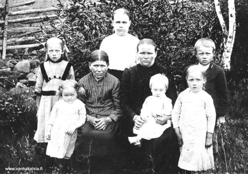 Mäkelän väkeä
Kuvassa vasemmalla Agda (m. Hilli, s. 1904), Alli (m. Porkola, s. 1911), Lovisa-mummu s. Hilli (s. 1846, k.1926), takana Lovisa-täti (Sofian sisar s. 1885), Sofia-äiti (s. 1880, k. 1948), sylissä Anja (s. 1913), Aune (s. 1908, k. 1917) ja Reino (s. 1906). (Mäkelä 32) Kuva ehkä vuodelta 1914.
Keywords: Mäkelä Porkola Hilli 