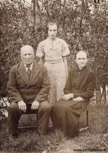 Antti, Hilma ja Saara Mäkelä
Antti (1878-1950) ja Hilma (s. Nurila, 1879-1968) Mäkelälle syntyi 12 lasta, joista kuvassa nuorin, Saara (myöh. Asujamaa) (Mäkelä 30). Kuva on otettu mahdollisesti 1930-luvun loppupuolella ja kuvaajana on ollut Jukka Hakala.
Keywords: Mäkelä Nurila Asujamaa 