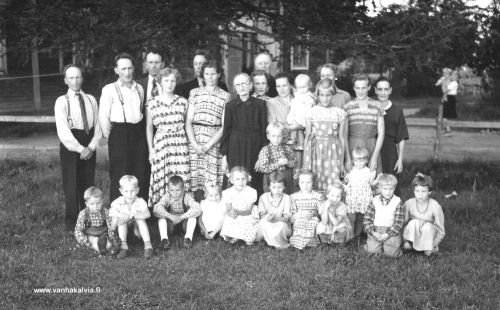 Mäkelän veljekset perheineen
Mäkelän veljekset vaimoineen ja lapsineen. Kuvassa keskellä isovanhemmat Hilma (s. Nurila, 1879-1968) ja Antti Mäkelä (1878-1950). (Mäkelä 30, Nurmela)
Keywords: Mäkelä Nurila