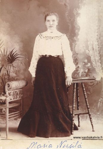 Maria Nissilä Amerikassa
Maria Milia Nissilä (Nissilä 20) (1878-1905). Maria meni Amerikkaan 1901, missä kuoli synnytykseen vuonna 1905. Lapsi jäi tiettävästi eloon, mutta nimi ei ole tiedossa.


Keywords: Nissilä NewYork USA 