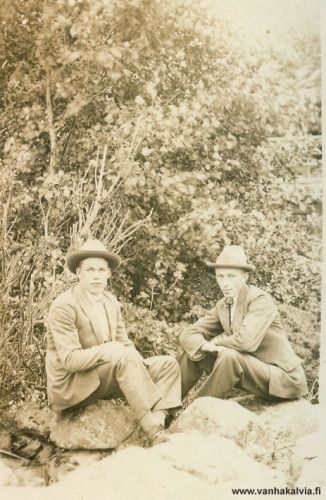 Jokikylän miehiä
Vasemmalla Eero Tuunala (Tuunala 28) ja oikealla Paavo Mäkelä (Mäkelä 30).
Kuvaajana on ollut Jukka Hakala ja kuva on vuoden 1925 tienoilta.
Keywords: Tuunala Mäkelä