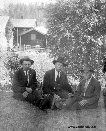 Miekkojan miesväkeä

Antti Tuomaala (mahdollisesti Tuomaala 18), Huugo Uusitalo (Uusitalo 23)  ja Emil Miekkoja (Sakuntupa, mahd. Miekkoja 20).

Keywords: Tuomaala Uusitalo Miekkoja 