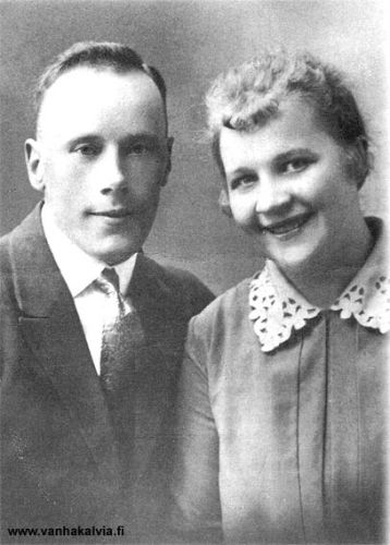 Niilo ja Elsa Suonperä 
Niilo Suonperä, *10.1.1899, k. 2.7.1941
Elsa Elviira Suoperä, o.s. Klapuri, *12.6.1903, k. 28.8.1996
Pariskunta vihittiin avioliittoon 26.8.1928. (Suonperä 24, Klapuri 24)

Keywords: Suonperä Klapuri