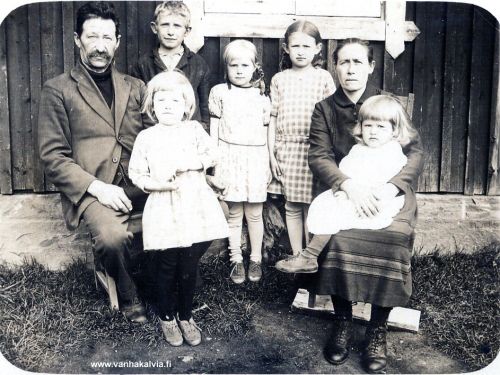 Nissin perhe
Anton Julius Matinp. Nissin ja Hilma Maria Kallent. Nissin perhe (Nissi 39).
Anton oli kova veisuumies ja toimi lukkarin tuuraajana mm. Kannuksessa. Anton oli sanonut että jos juo 12 kananmunaa pystyy sen jälkeen veisaamaan korkealta.
Anton Julius Nissi (1872-1930), Hilma Maria Nissi (o.s. Lallila, 1883-1970, Lallila 2).

Keywords: Nissi Lallila 