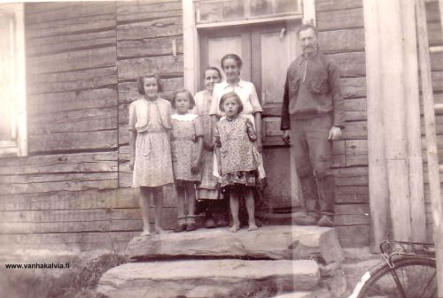 Eeti ja Iida Nissi
Kuvassa sisarukset vas. Eila, Raili ja Aila Nissi. Kuvan keskellä tyttöjen äiti Tyyne Nissi (os. Kivelä) sekä takana isovanhemmat Iida (s. 1874) ja Edvin (s. 1874) Nissi (Nissi 41). 

Kuvaaja on ollut Oiva Pöysälä n. 1940. 
Tiedot Raili Palo (os. Nissi)

Keywords: Nissi Kivelä 