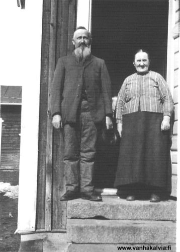 Otto ja Anna 
Kuvassa Otto (s. 1859) ja Anna Kaijalainen (s. 1863, o.s. Tikanoja). Otto Kaijalainen oli ratavartijana Kälviällä.
Keywords: Kaijalainen Tikanoja 